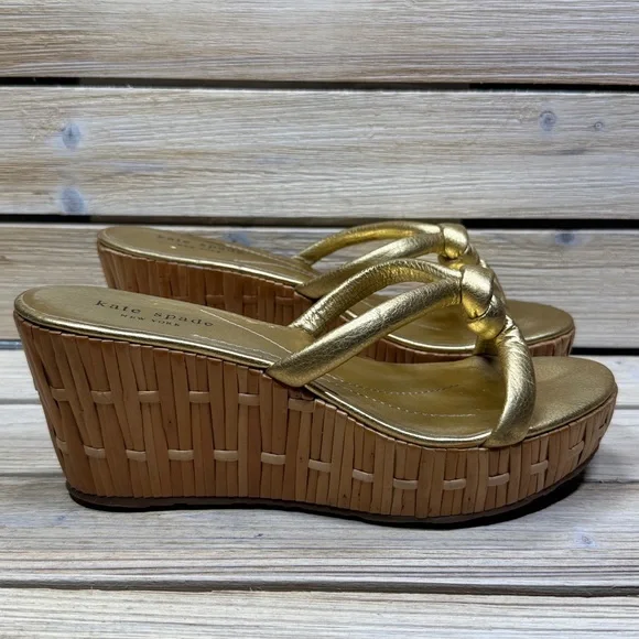 Kate Spade ♠️ Gold Leather Knot Rattan Bamboo Wedge Sandals Size 8M - Picture 5 of 12